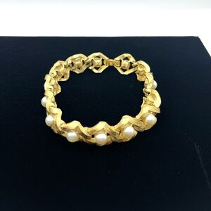 Vintage Crown Trifari Looped Pearls Brushed Gold Tone Bracelet 7 in